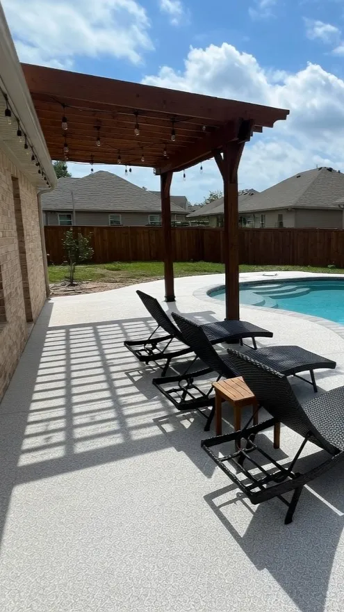 TPV rubber pool deck surfacing for a Murphy, TX family backyard pool